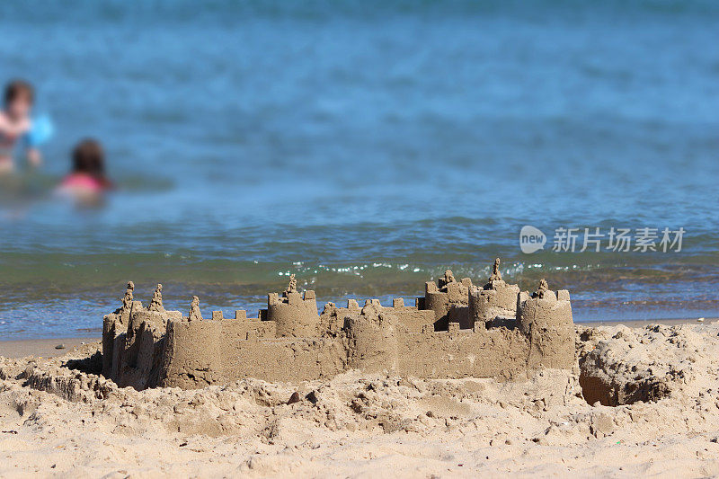 沙滩上的沙堡，在海边度假时建造的沙堡