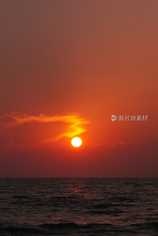 红色的夕阳和蓝色的大海