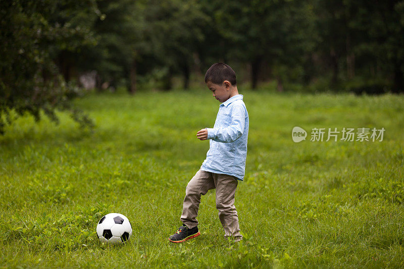 小孩子在户外踢足球