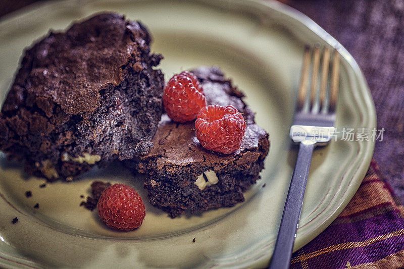 装在盘子里的巧克力布朗尼配树莓