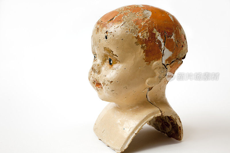 古董组成损坏的娃娃头。