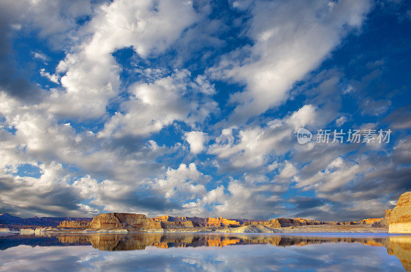 亚利桑那州鲍威尔湖上的云反射