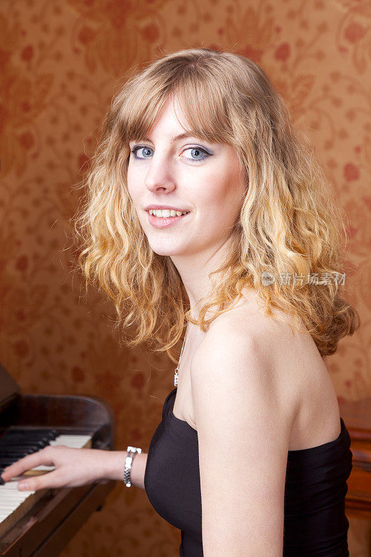 年轻的女士在弹钢琴