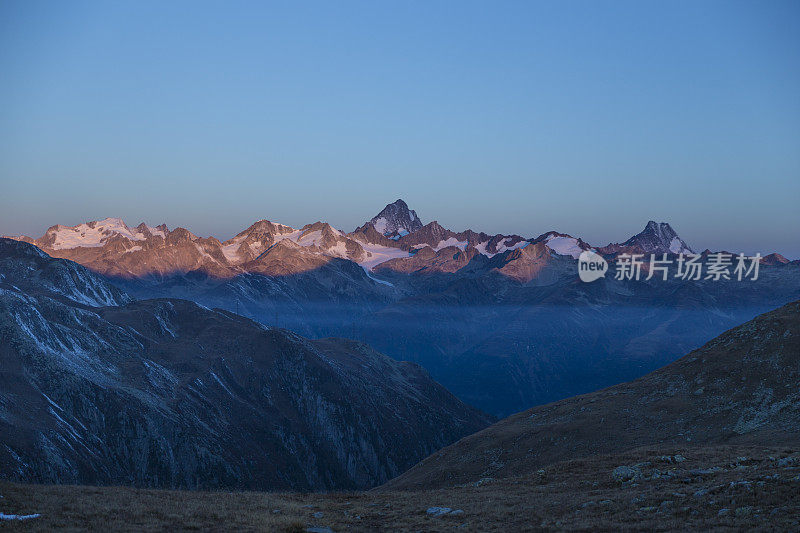 瑞士山区的黎明