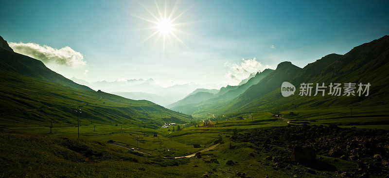 阿尔卑斯山的日出，波多doi山口，白云石山景观，意大利