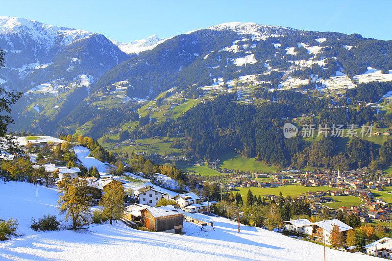 冰雪覆盖的山脉全景和田园诗般的泰洛河谷草甸，奥地利