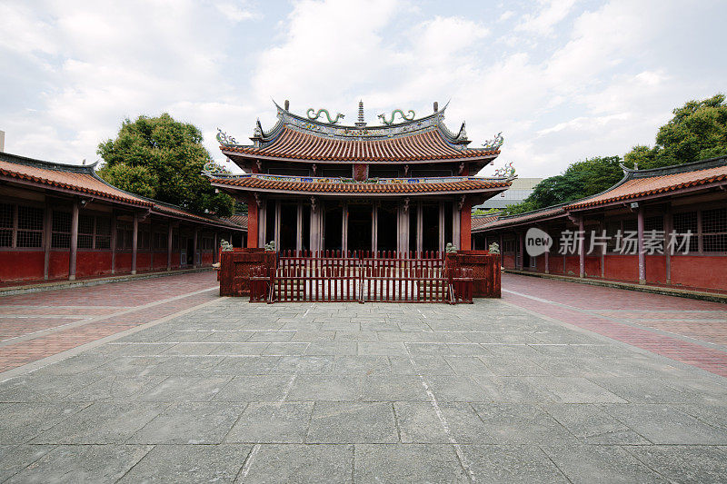 日间，台湾台东佛寺大院