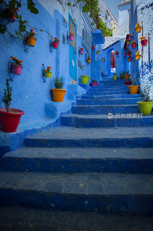 陡峭的街道在舍夫沙万摩洛哥蓝色的城市