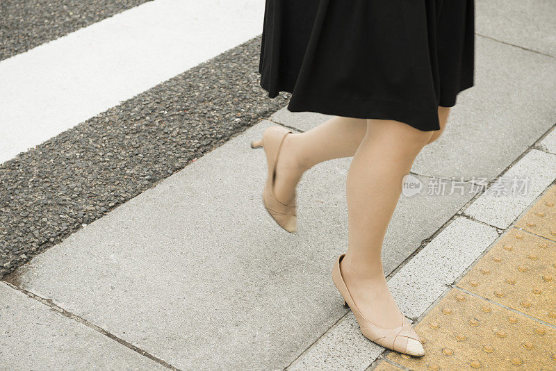 日本女子穿高跟鞋穿过日本名古屋人行横道