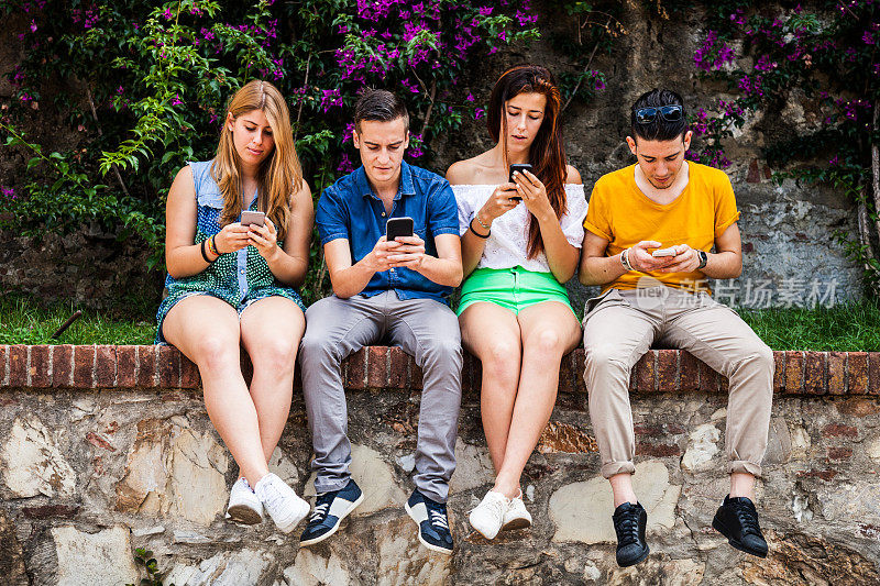 青少年沉迷于智能手机和社交媒体
