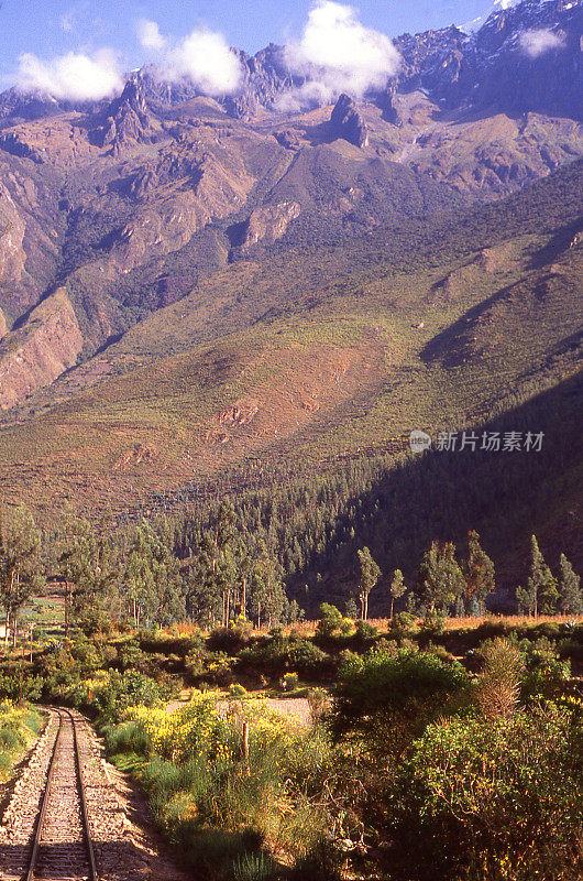 窄轨铁路穿过乌鲁班巴山谷，通往秘鲁南部的马丘比丘