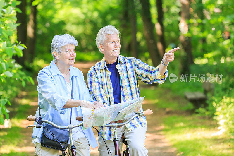 快乐的老夫妇与自行车