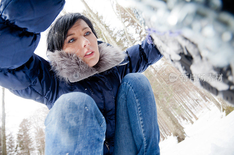 女子安装雪链