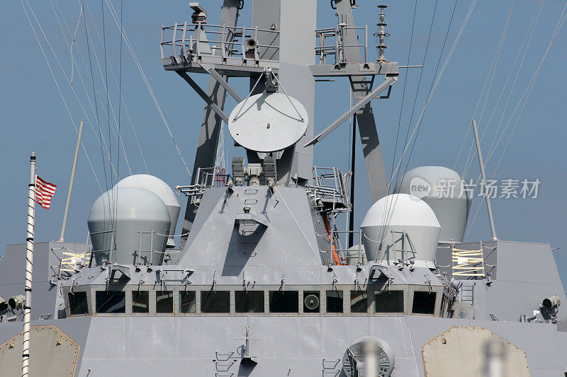 一艘美国海军战舰的船头的近照