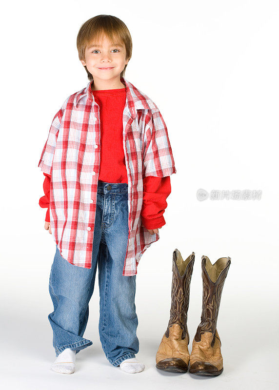 小男孩站在牛仔靴旁边