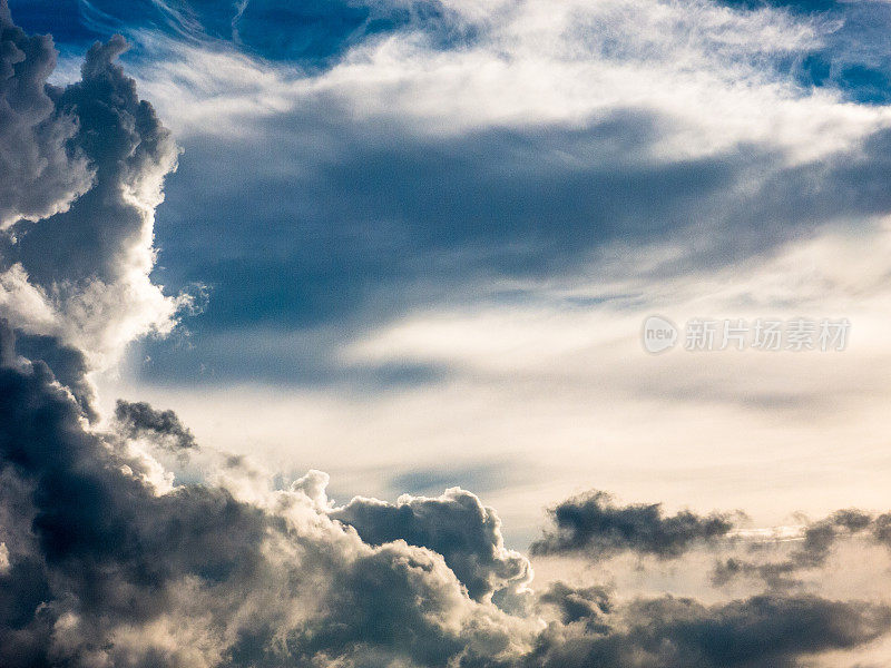 云类型学:夏季季候风雷暴期间阴沉天空中的积云。