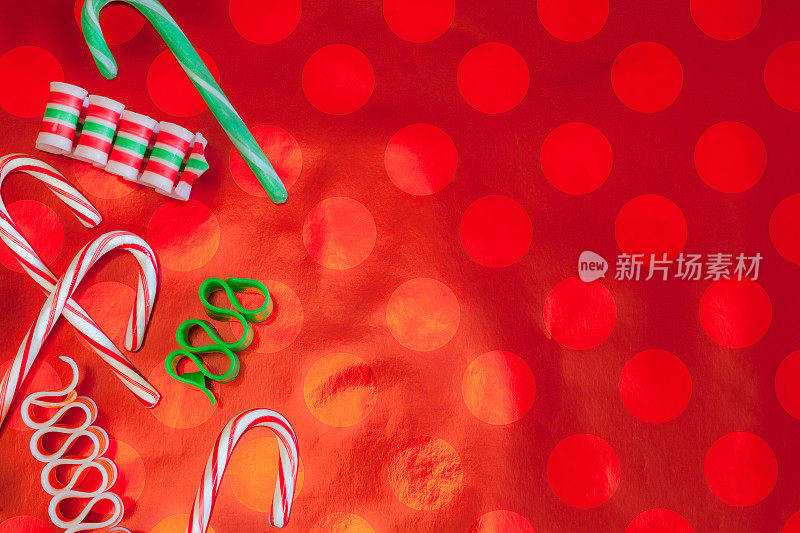 圣诞糖果手杖，红色背景彩带糖果(P)
