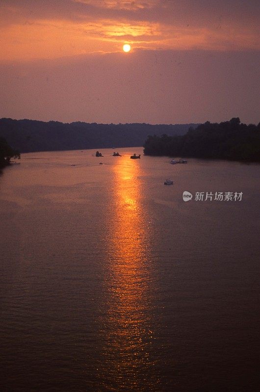 在华盛顿特区的波托马克河上，落日映入云中，夕阳闪烁