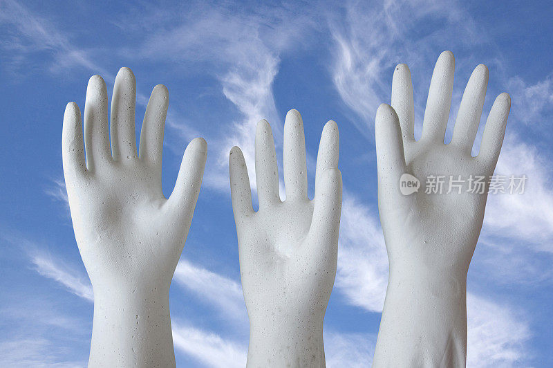 白色塑塑的巴黎石膏手伸向天空