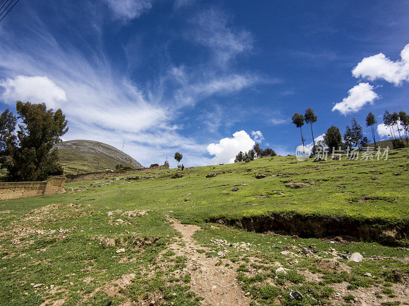 秘鲁高地碧蓝的天空和郁郁葱葱的绿色山坡