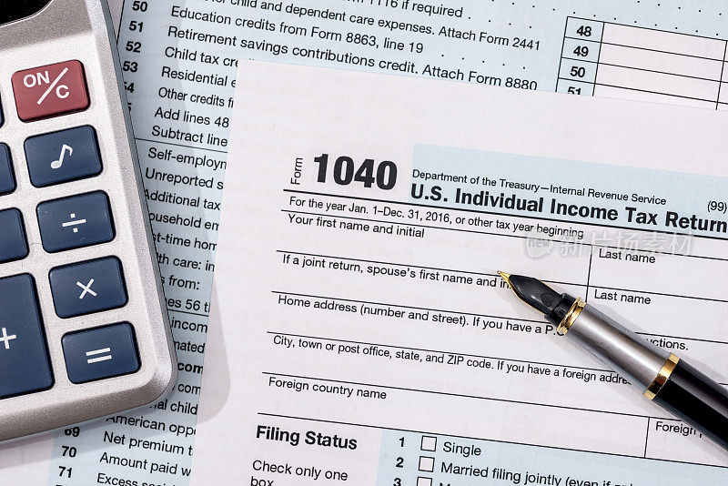 美国1040税表、笔和计算器。