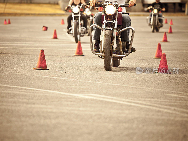学员在一所摩托车骑校练习机动