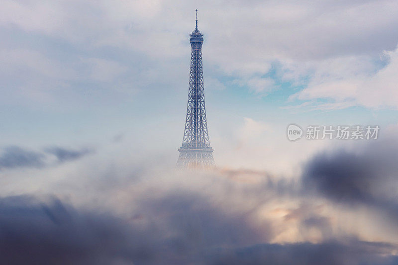 戏剧性的天空和巴黎的埃菲尔铁塔