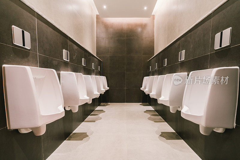 男厕小便池是现代公共厕所，厕所卫生或厕所建筑设计理念