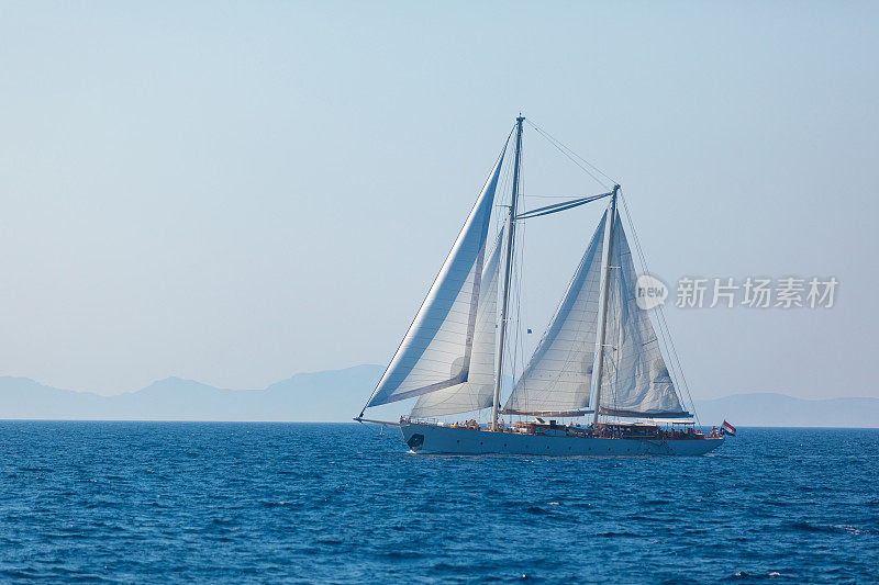 希腊圣托里尼岛的帆船
