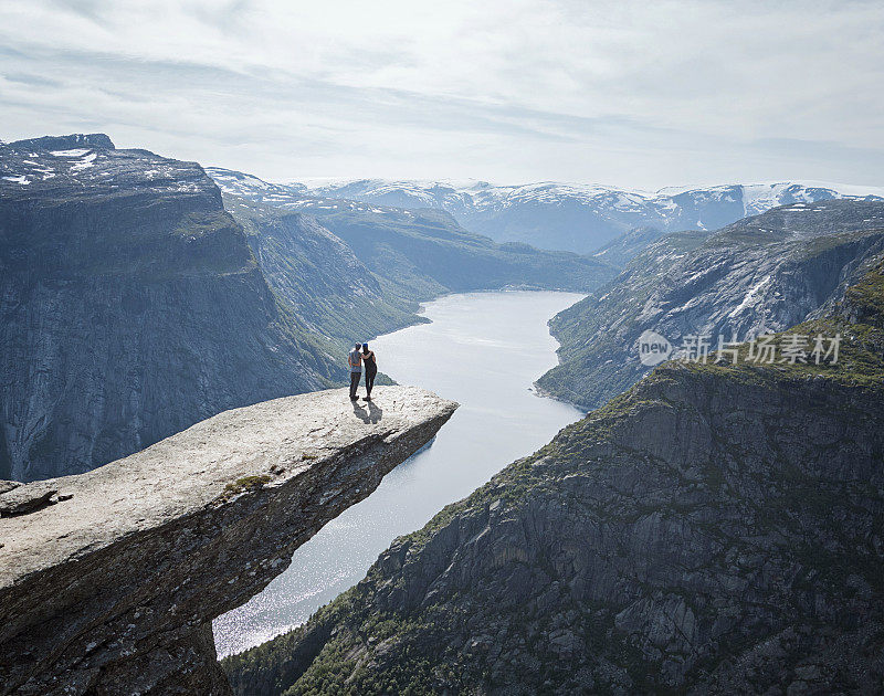 夫妇Trolltunga