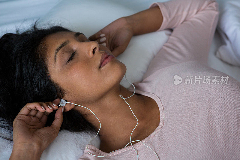 女人边听音乐边睡觉