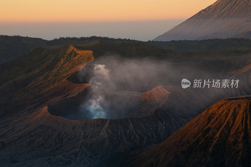 在布罗莫火山日出时，布罗莫火山的壮丽景色位于布罗莫腾格里塞鲁国家公园，印度尼西亚东爪哇岛，Kingkong山观景，Penajakan