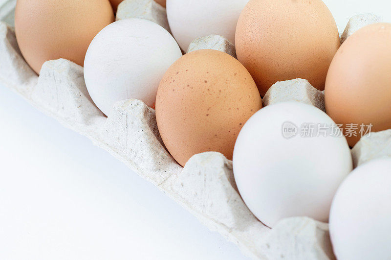 在白色背景上靠近鸡蛋面板。