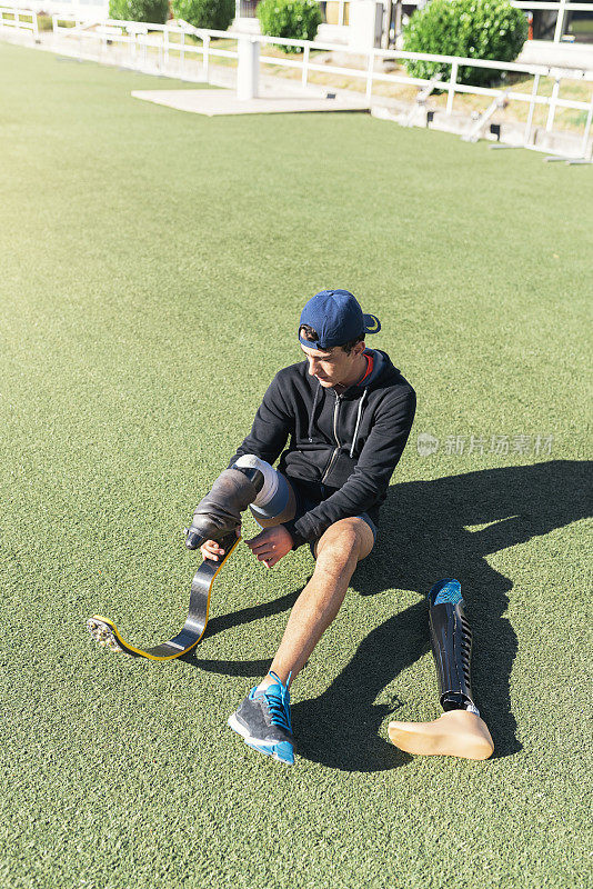 残疾人运动员准备用假肢进行训练。