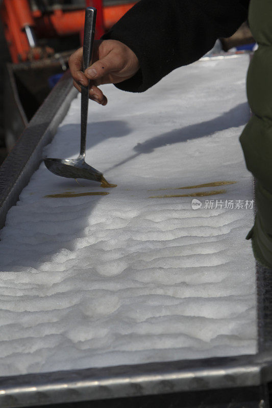 将枫糖浆倒在雪上制成的枫糖太妃糖。