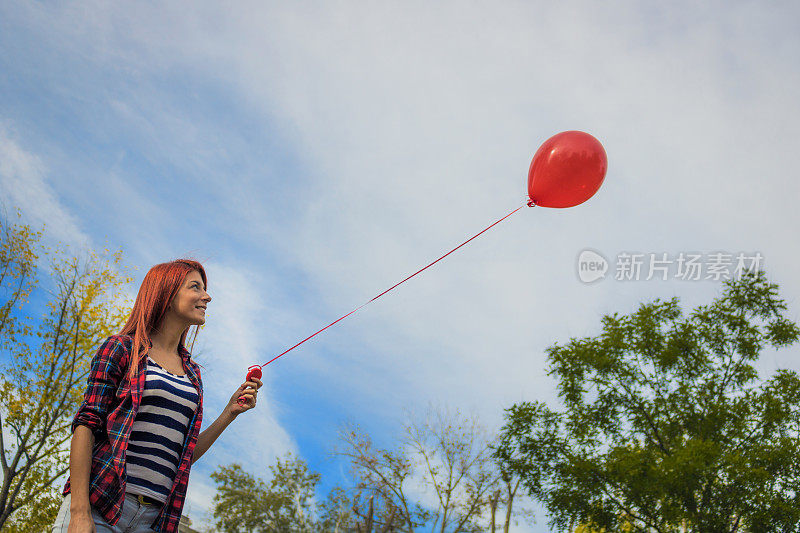 红气球和红头发的女孩。