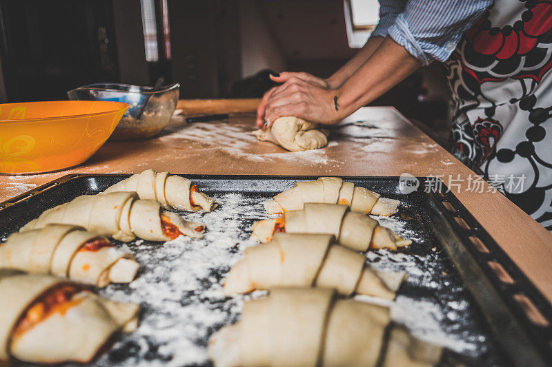 制作手工披萨卷