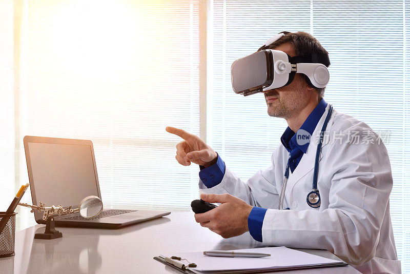 医生与内容3d和虚拟现实眼镜互动