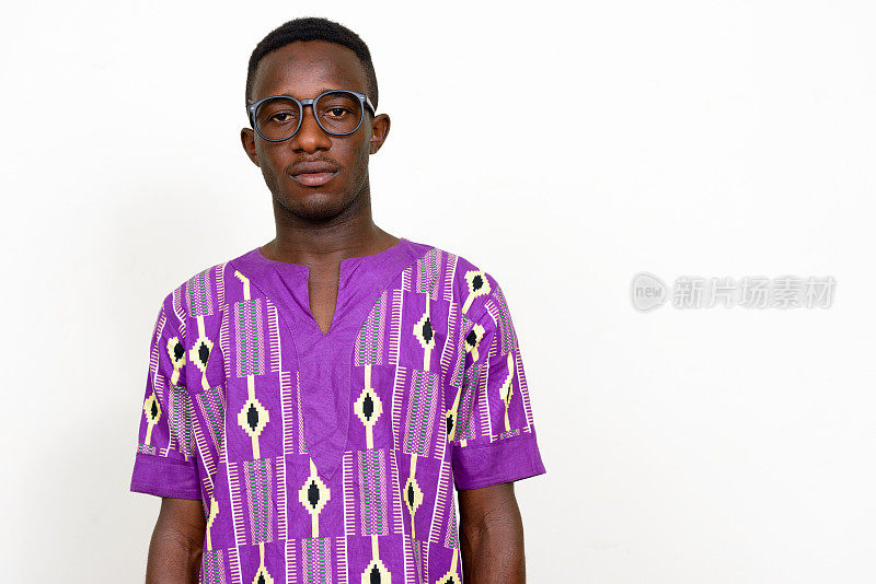 年轻的非洲男子身穿紫色传统服装，背景是白色