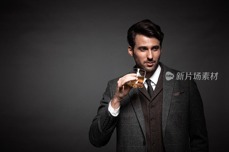 英俊男子喝威士忌的肖像