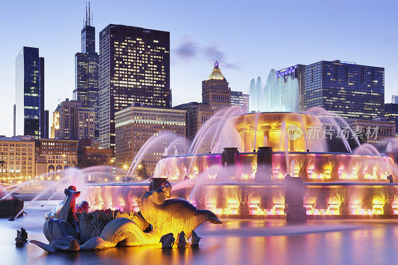 白金汉喷泉+天际线在夜晚-芝加哥