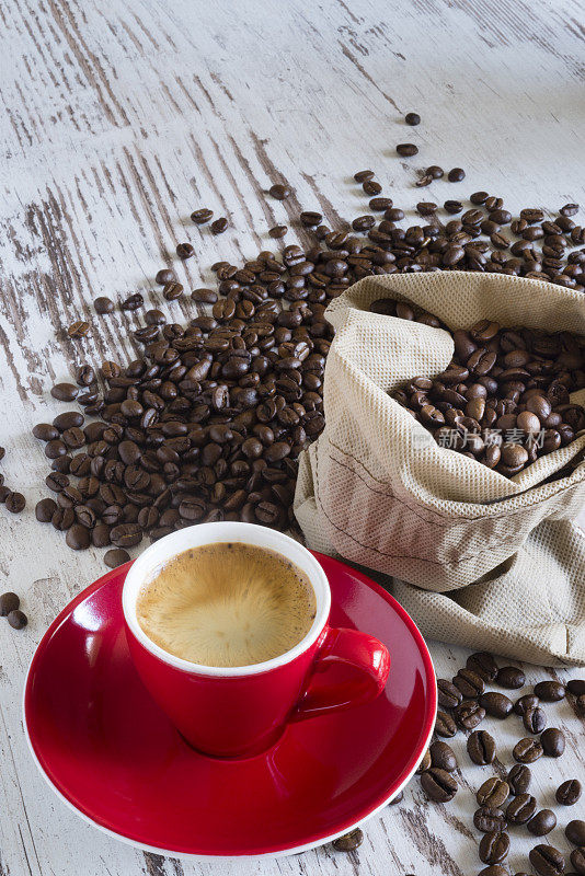 红色杯子里的浓缩咖啡和袋子里的咖啡豆