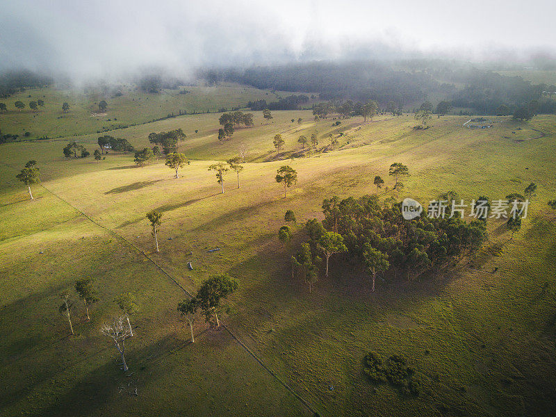 透过云层看到的澳大利亚美丽的风景