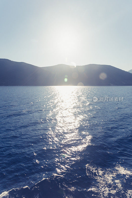 美丽的日落在海上。美丽的海景。迷人的海景。