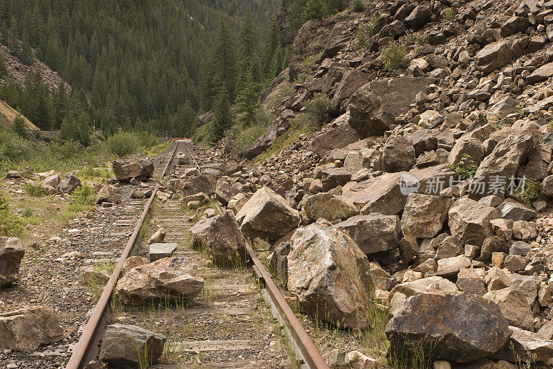 落石滑向科罗拉多州雷德克里夫的落基山铁路轨道