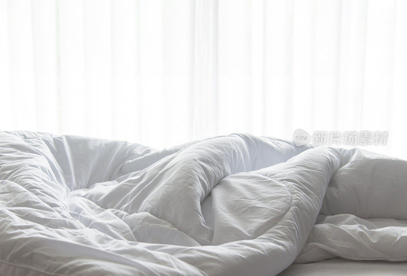 床垫、床单、羽绒被、枕头，早上在卧室里乱作一团