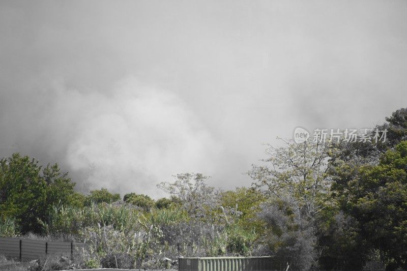 城市附近的田野着火了