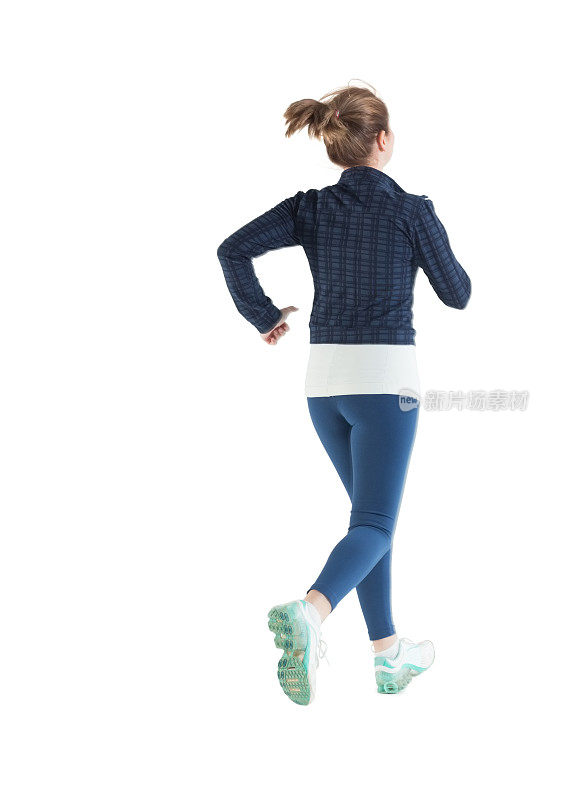 一个年轻女人跑步的后视图