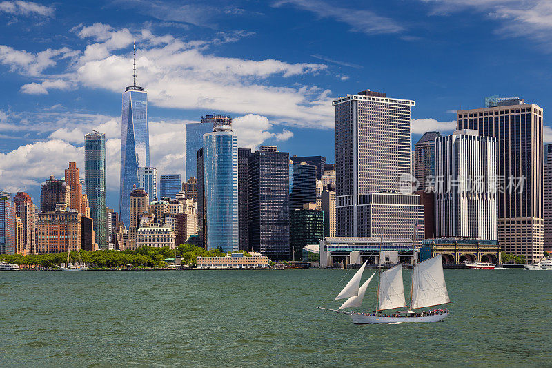 曼哈顿金融区，帆船(高船)，纽约港的水，世界贸易中心，史坦顿岛渡轮码头和蓝天。