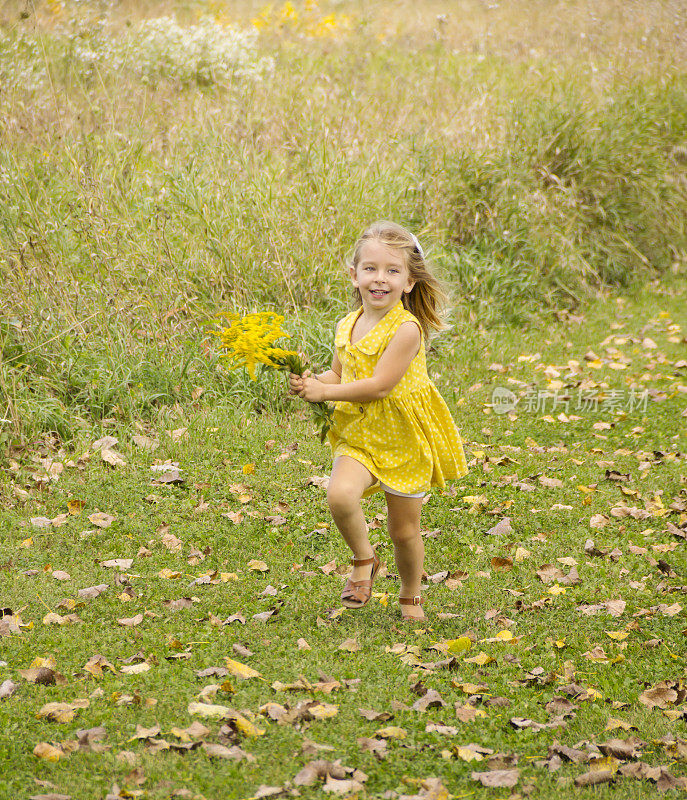 可爱的年轻女孩奔跑在农村秋天的设置